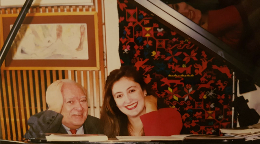 posando con el gran pianista español Miguel Zanetti con quien grabó discos y le acompañó en muchísimos recitales
