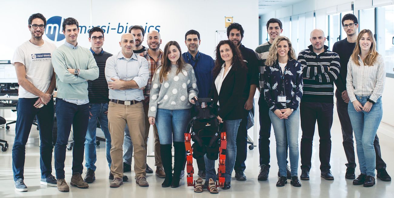 Elena García Armada junto al equipo Marsi Bionics