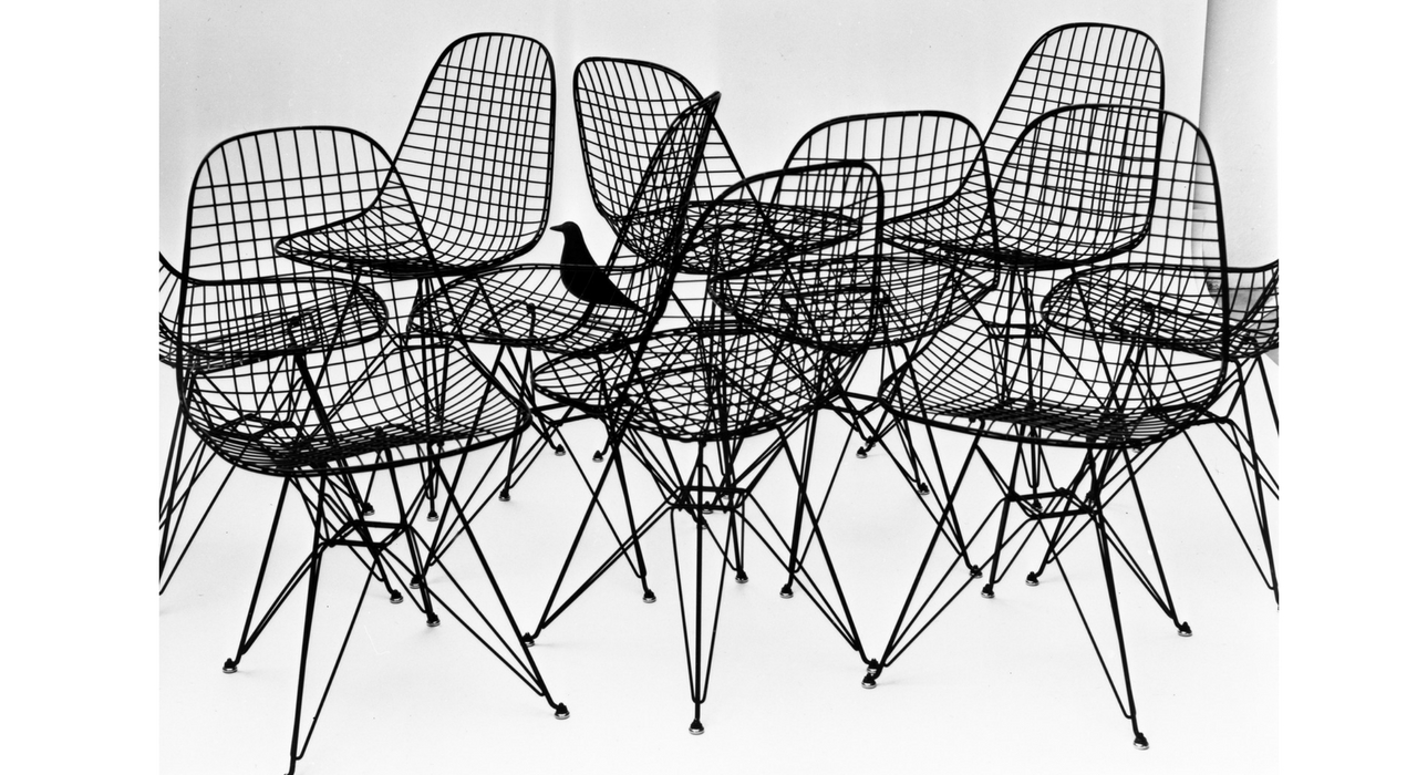 An Eames Celebration. Wire Chairs with Eames House bird, 1953. Foto: Charles Eames. ©Eames Office LLC