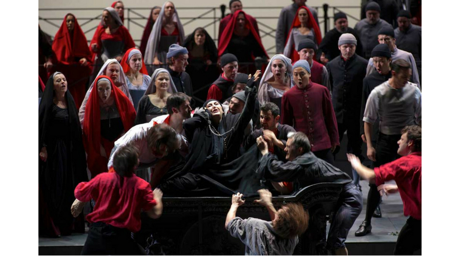 Interpretando a La Cieca en La Gioconda de Amilcare Ponchielli en la ópera de La Bastilla en París. Foto: ©Opéra National de Paris de La Bastille