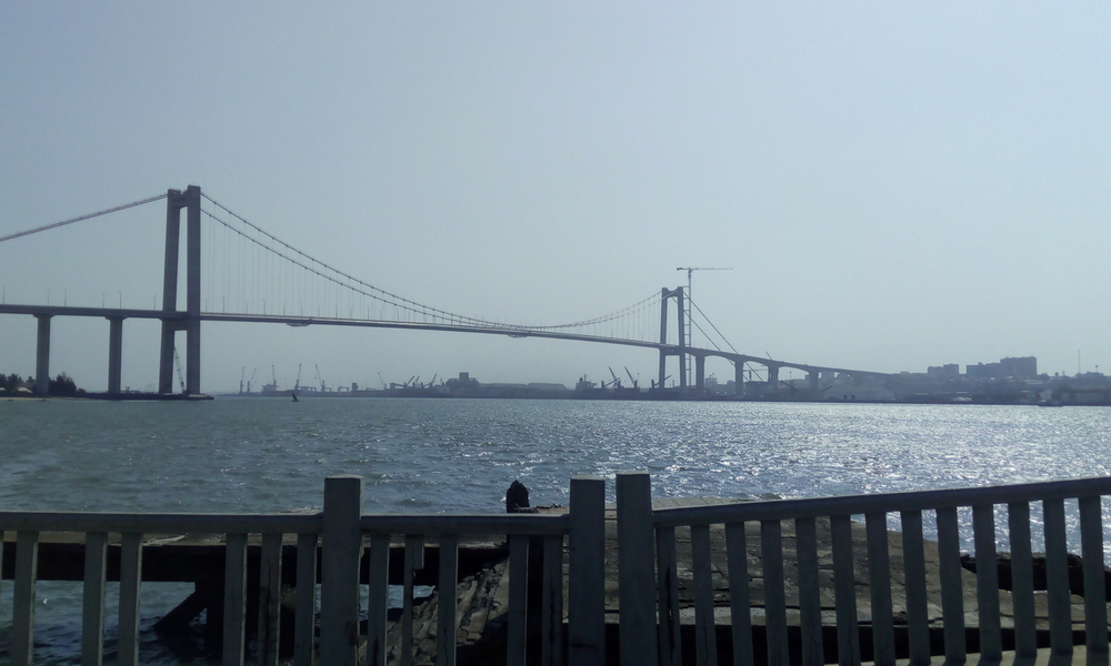 puente sobre la bahía, construido con presupuesto chino, que enlaza con Sudáfrica. A punto de inaugurarse.