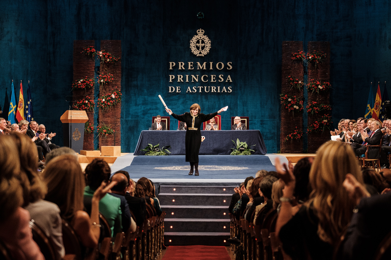 Sylvia Earle celebrando su galardón Premio Princesa de Asturias de la Concordia 2018 en el Teatro Campoamor de Oviedo ©Yeray Menéndez