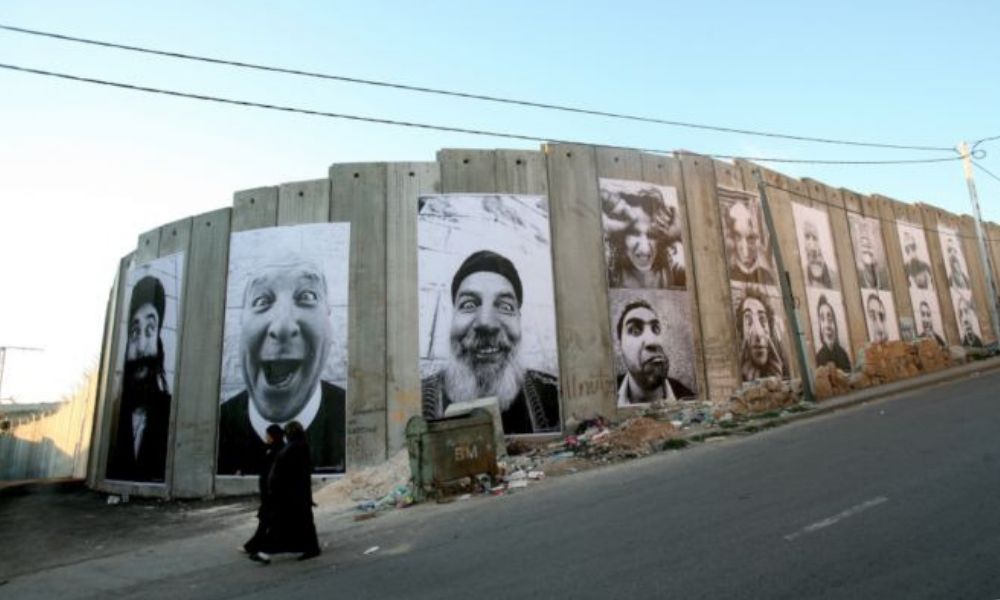 proyecto "Face to Face" retratos sobre el muro divisorio del lado palestino en Belén, 2007